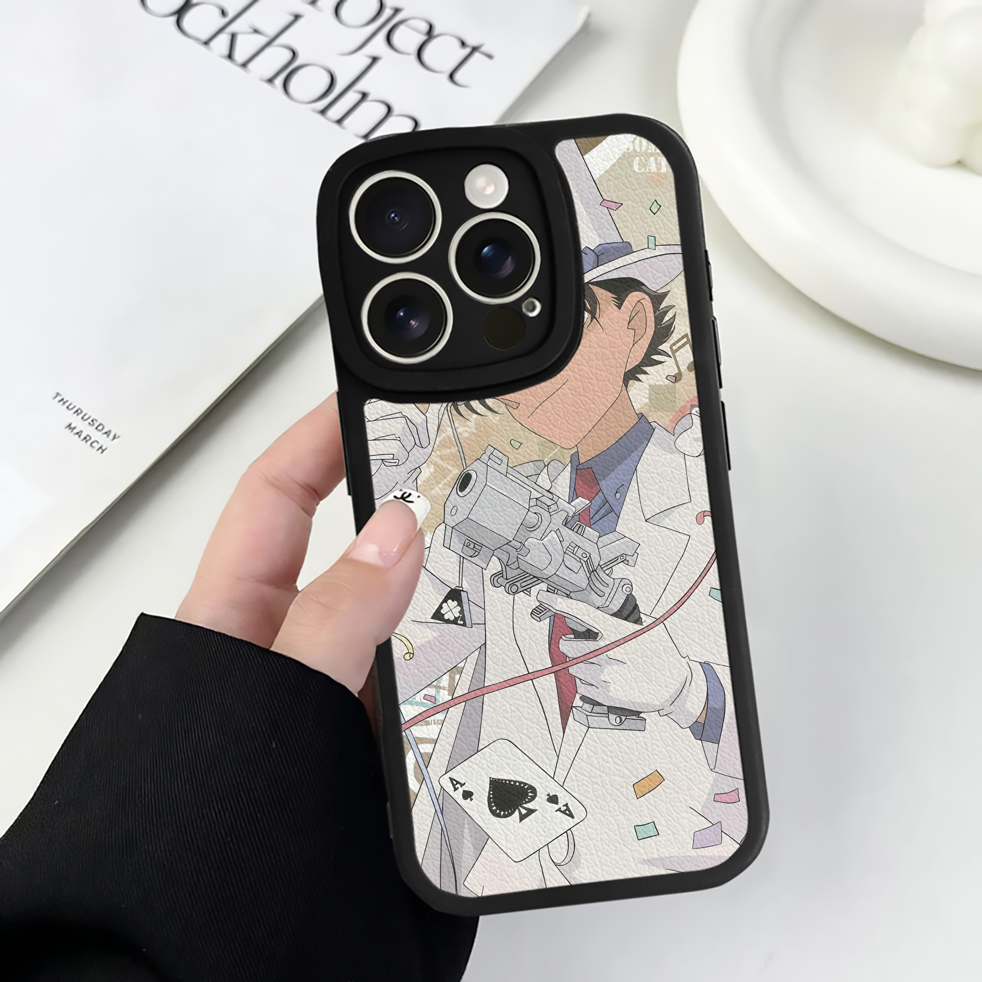 （画像用） 名探偵コナン Detective Conan 【iPhone 16シリーズ対応】シリコンスマホケース（レザー調） 材質：シリコン